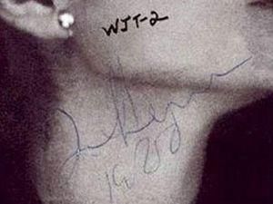 Копію альбому Джона Леннона з автографом для його вбивці виставили на продаж Копію альбому Джона Леннона з автографом для його вбивці виставили на продаж