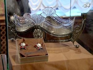 Українські музейники повертають вкрадений експонат Ермітажу Українські музейники повертають вкрадений експонат Ермітажу