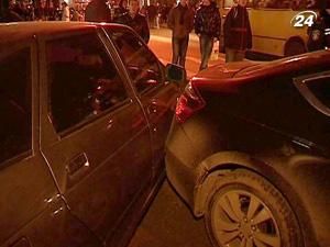 Автозлодій пошкодив 6 машин та травмував дитину Автозлодій пошкодив 6 машин та травмував дитину