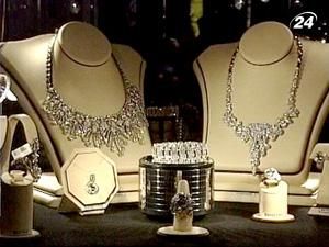 В США відомого ювеліра заарештували за підозрою у шахрайстві В США відомого ювеліра заарештували за підозрою у шахрайстві