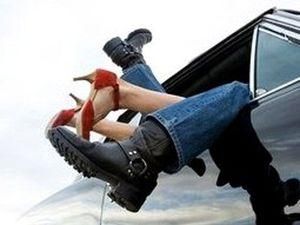 Під час сексу в машині пара впала у Рейн Під час сексу в машині пара впала у Рейн