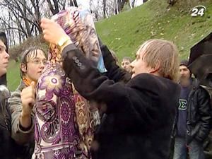 Молодь на знак протесту принесла під Кабмін сукню для Тігіпка Молодь на знак протесту принесла під Кабмін сукню для Тігіпка