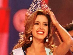 Королева краси закликала весь світ помолитися за мир між Китаями Королева краси закликала весь світ помолитися за мир між Китаями