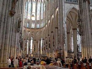 Ірландець кинув у вівтар Кельнського собору "коктейль Молотова" Ірландець кинув у вівтар Кельнського собору "коктейль Молотова"