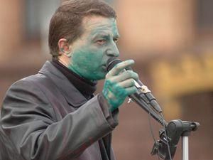 Протестуючого підприємця облили зеленкою у Дніпропетровську Протестуючого підприємця облили зеленкою у Дніпропетровську