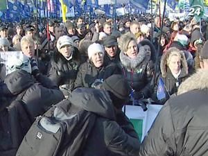 На Майдані зібралися тисячі мітингуючих з усіх регіонів країни На Майдані зібралися тисячі мітингуючих з усіх регіонів країни