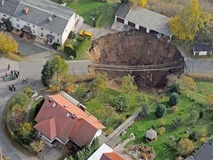 Німеччина: мешканців містечка виселяють через величезний кратер Німеччина: мешканців містечка виселяють через величезний кратер