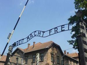 Суд Кракова виніс нові вироки крадіям напису "Arbeit Macht Frei"