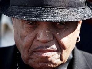 Батько шукає змовників проти Майкла Джексона Батько шукає змовників проти Майкла Джексона