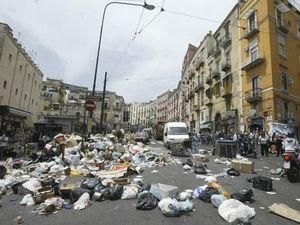 ЄС пригрозив Італії великим штрафом за сміття на вулицях ЄС пригрозив Італії великим штрафом за сміття на вулицях