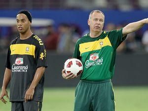 Менезес: Роналдінью не на один матч Менезес: Роналдінью не на один матч