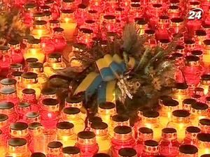 Українці вшановують жертв Голодоморів Українці вшановують жертв Голодоморів