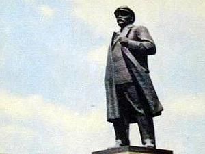 У центрі Херсона невідомі закидали пам’ятник Леніну червоною фарбою У центрі Херсона невідомі закидали пам’ятник Леніну червоною фарбою