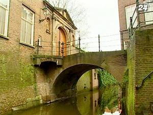 Колишню школу дизайнерка переоблаштувала під свій дім та майстерню Колишню школу дизайнерка переоблаштувала під свій дім та майстерню