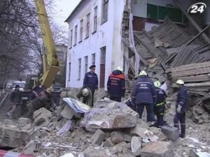 На Донеччині під завалами шкільної стіни загинув робітник На Донеччині під завалами шкільної стіни загинув робітник