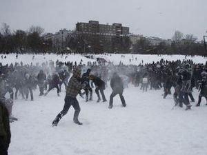 Німеччина: гра в сніжки закінчилася бійкою 500 людей Німеччина: гра в сніжки закінчилася бійкою 500 людей