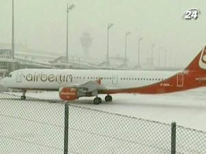 Європу засипало снігом - у Німеччині скасовано сотні авіарейсів Європу засипало снігом - у Німеччині скасовано сотні авіарейсів