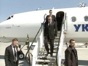 Янукович летить в Україну