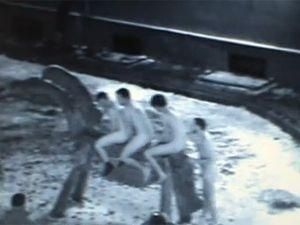 Британці влаштували оголену фотосесію на коні в центрі Риги (ВІДЕО) Британці влаштували оголену фотосесію на коні в центрі Риги (ВІДЕО)