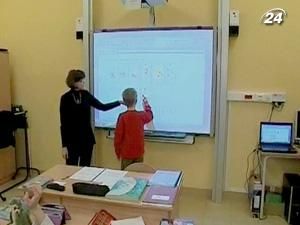 У школах традиційні дошки замінюють сенсорними екранами