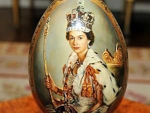 Посол України у Великобританії прийшов до Єлизавети ІІ з яйцем Посол України у Великобританії прийшов до Єлизавети ІІ з яйцем