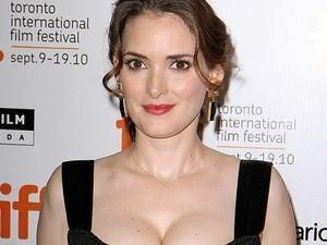 Вайнона Райдер вибачилася перед Наталі Портман за свою роль "Чорному лебеді" Вайнона Райдер вибачилася перед Наталі Портман за свою роль "Чорному лебеді"