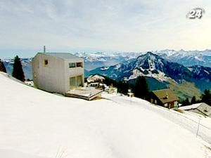 З “дерев’яної коробки” високо в Альпах видно весь краєвид гір З “дерев’яної коробки” високо в Альпах видно весь краєвид гір