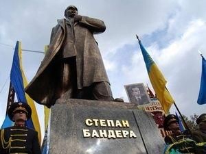 Львівські депутати попросили міліцію посилено охороняти Бандеру Львівські депутати попросили міліцію посилено охороняти Бандеру