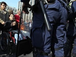 Греція: інваліди провели акцію протесту біля парламенту країни Греція: інваліди провели акцію протесту біля парламенту країни