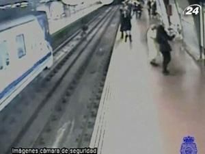 Мадрид: в останні секунди іспанця врятували з-під потяга Мадрид: в останні секунди іспанця врятували з-під потяга