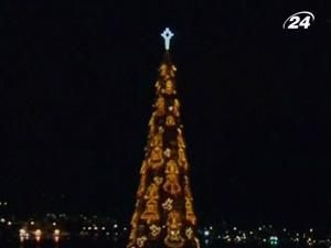 У Бразилії прикрасили найбільшу у світі ялинку на воді У Бразилії прикрасили найбільшу у світі ялинку на воді