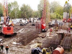 Біля вертолітного майданчику Януковича збудують паркінг і міст Біля вертолітного майданчику Януковича збудують паркінг і міст