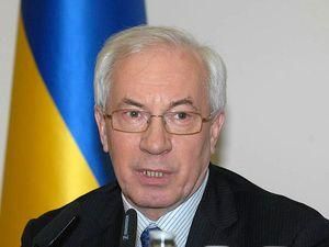 Азаров вимагає встановити максимальні пенсії