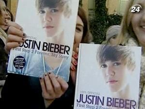 Джастін Бібер особисто презентував свою книгу-автобіографію Джастін Бібер особисто презентував свою книгу-автобіографію