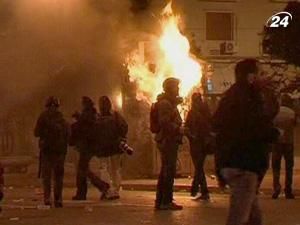 У Греції тисячі молодиків взяли участь у зіткненнях з поліцією У Греції тисячі молодиків взяли участь у зіткненнях з поліцією