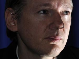 Засновник WikiLeaks здався поліції Засновник WikiLeaks здався поліції