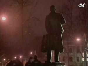 У передмісті Санкт-Петербурга підірвали пам’ятник Леніну У передмісті Санкт-Петербурга підірвали пам’ятник Леніну