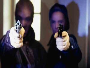 Харківська міліція розшукує 2 грабіжників ювелірної крамниці Харківська міліція розшукує 2 грабіжників ювелірної крамниці