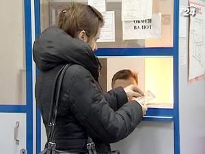 Українці купують більше валюти, ніж продають Українці купують більше валюти, ніж продають