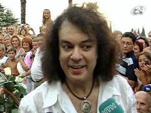 Кіркоров вибачився перед побитою дівчиною і пообіцяв лікуватися Кіркоров вибачився перед побитою дівчиною і пообіцяв лікуватися