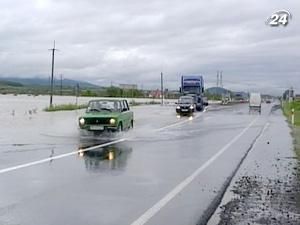 Через рясні дощі підтоплено десяток населених пунктів у Закарпатті Через рясні дощі підтоплено десяток населених пунктів у Закарпатті