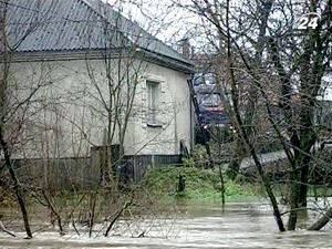 У Закарпатській області рясні дощі залили десяток сіл, перекрито автошляхи У Закарпатській області рясні дощі залили десяток сіл, перекрито автошляхи