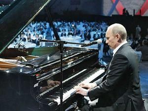 На благодійному вечорі Путін грав на роялі та співав пісні (ВІДЕО) На благодійному вечорі Путін грав на роялі та співав пісні (ВІДЕО)