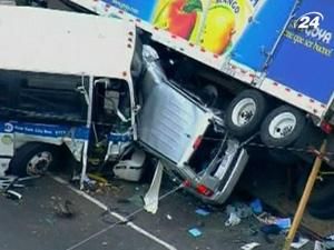 У Нью-Йорку зіткнулись автобус, мікроавтобус та вантажівка У Нью-Йорку зіткнулись автобус, мікроавтобус та вантажівка