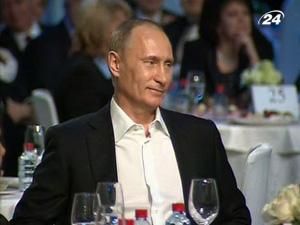 Прем'єр Путін зіграв на роялі і заспівав для онкохворих дітей Прем'єр Путін зіграв на роялі і заспівав для онкохворих дітей