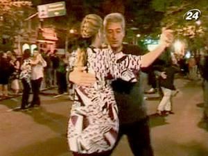 Сотні пар вийшли на вулиці Буенос-Айреса станцювати танго