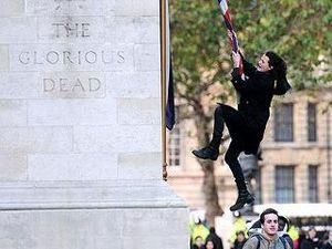 Cина гітариста Pink Floyd заарештували за спробу вкрасти прапор Cина гітариста Pink Floyd заарештували за спробу вкрасти прапор