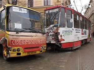Львів: у центрі міста трамвай та маршрутне таксі не поділили світлофор
