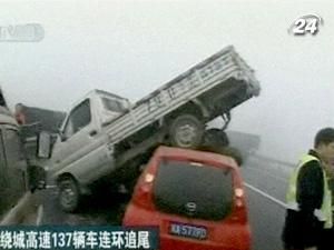 У Китаї через густий туман зіткнулися 137 авто