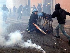 Тисячі італійців протестують проти Берлусконі